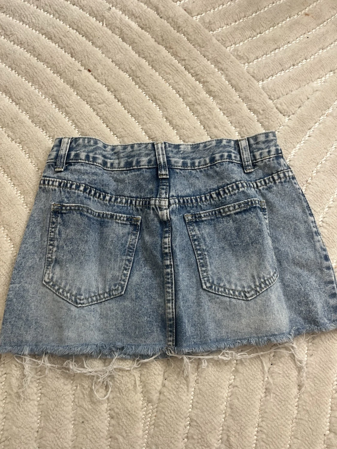 Blå jeanskjol med fransig kant - 1