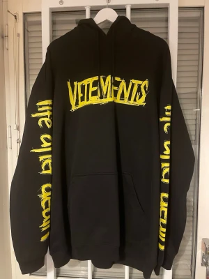 VETEMENTS World Tour Hoodie Sz M Oversized (XXL+) - VETEMENTS World Tour 2021 Oversized M sitter som en XXL. Lång och stor och dubbelbomull, galen kvalitet. Letar eventuellt efter byte mot något coolt i strl XL. Går att köpa, skick isf meddelande. 100% genuin, skicka offers! Använd 5 ggr. Endast Stockholm.