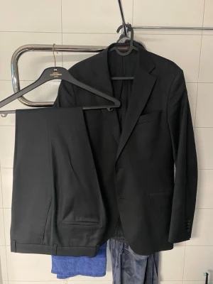 Oscar Jacobson Kostym - Mycket bra skick. Perfekt kostym för alla typer av tillfällen. Storlek 50 (M/L) Nypris över 6000kr