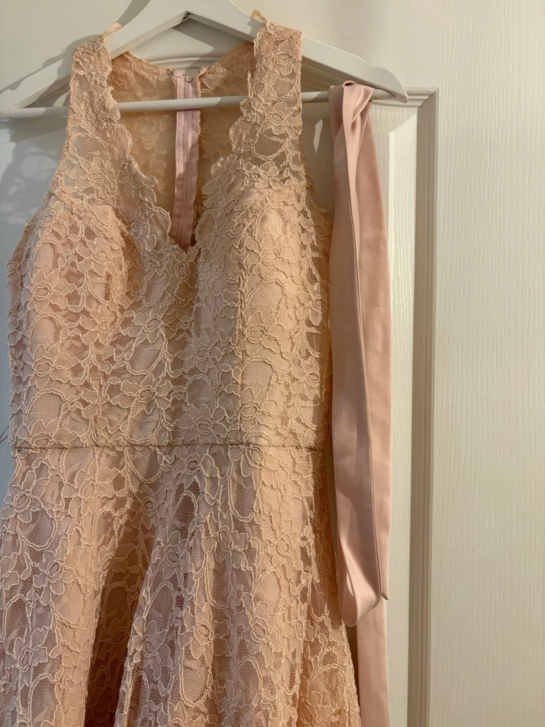 Ljusrosa spetsklänning med rosett - 2