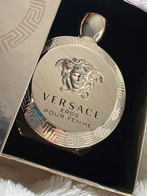 Versace Eros Pour Femme EdP 100ml - Versace Eros Pour Femme Eau de Parfum, 100 ml. Lyxig och ikonisk design, tillverkad i Italien. Perfekt för dig som vill sticka ut med en exklusiv doft från ett välkänt modehus.