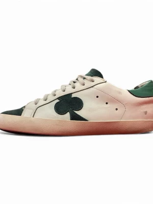 The Gallerist sneakers med klöver - Unika sneakers från The Gallerist i vitt och grönt skinn med klöverdetaljer på sidan och hälen. Skorna har snörning, grön hälkappa och beige sula. Perfekt för dig som vill sticka ut med coola detaljer och en retrovibe.