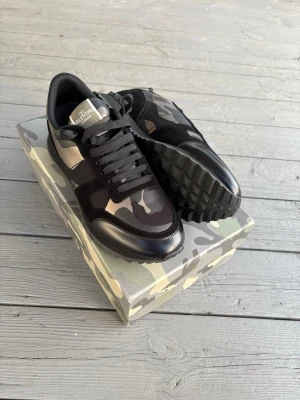 Valentino Rockrunner - Tja! Säljer dessa svarta och silvriga valentino rockrunners i storlek 44, perfekt för vintern och dem kallare dagarna. Priset är ej hugget i sten och kan diskuteras. Tveka inte att höra av er vid frågor eller funderingar