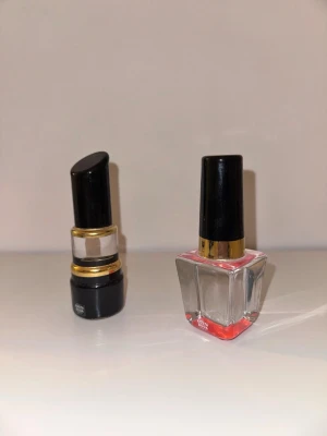 Kosta boda/Nagellack och läppstift  -  Fint bevarade nagellack och läppstift ifrån Kista Boda. 