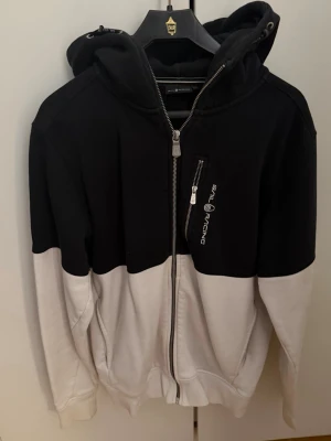 Sail Racing Hoodie - En snygg Sail Racing Hoodie, som är i ett fint skick! Säljer då jag inte har ingen användning av denna! 💕