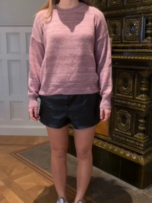 Ljusrosa stickad tröja Isabel Marant - Säljer en ljusrosa stickad tröja från Isabel Étoile Marant. Tröjan har rund hals, ribbade muddar och en loose passform. Materialet är mjukt och stickat, perfekt för lager på lager under höst och vinter. Långärmad och enkel design som är lätt att matcha.