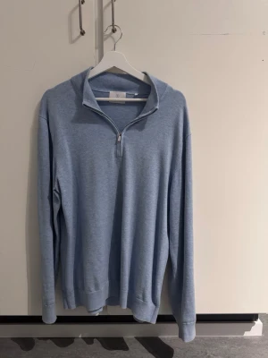 Ljusblå half zip från Bläck - Säljer en ljusblå långärmad tröja från Bläck. Tröjan har en relaxed passform och är gjord i mjuk bomull, perfekt för chill dagar. Enkel och stilren design som funkar till jeans eller mjukis. Tveka inte att höra av dig vid frågor!
