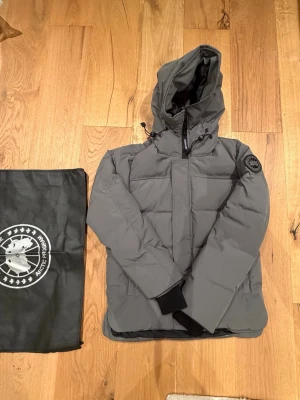 Canada goose MacMillan parka jacka black label - PERFEKT SKICK ANVÄND ETT FÅTAL GÅNGER! Säljs då den inte faller mig i stilen! Storlek XS Passar även S