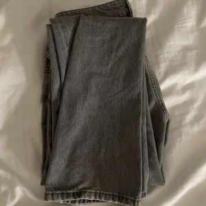 Baggy - Säljer ett par grå jeans med klassisk femficksdesign. Jeansen är i passformen baggy med en lite längre modell. Konditionen är perfekt då dessa är knappt använda.🌸