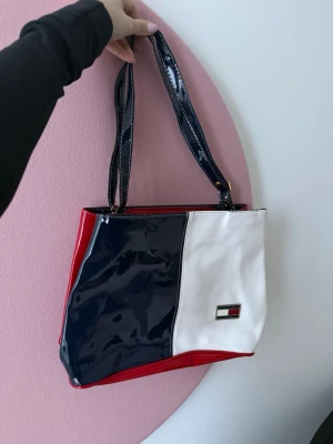 Tommy Hilfiger väska - Gammal vintage väska (ca 20 år) som för det mesta bara legat i garderoben.
