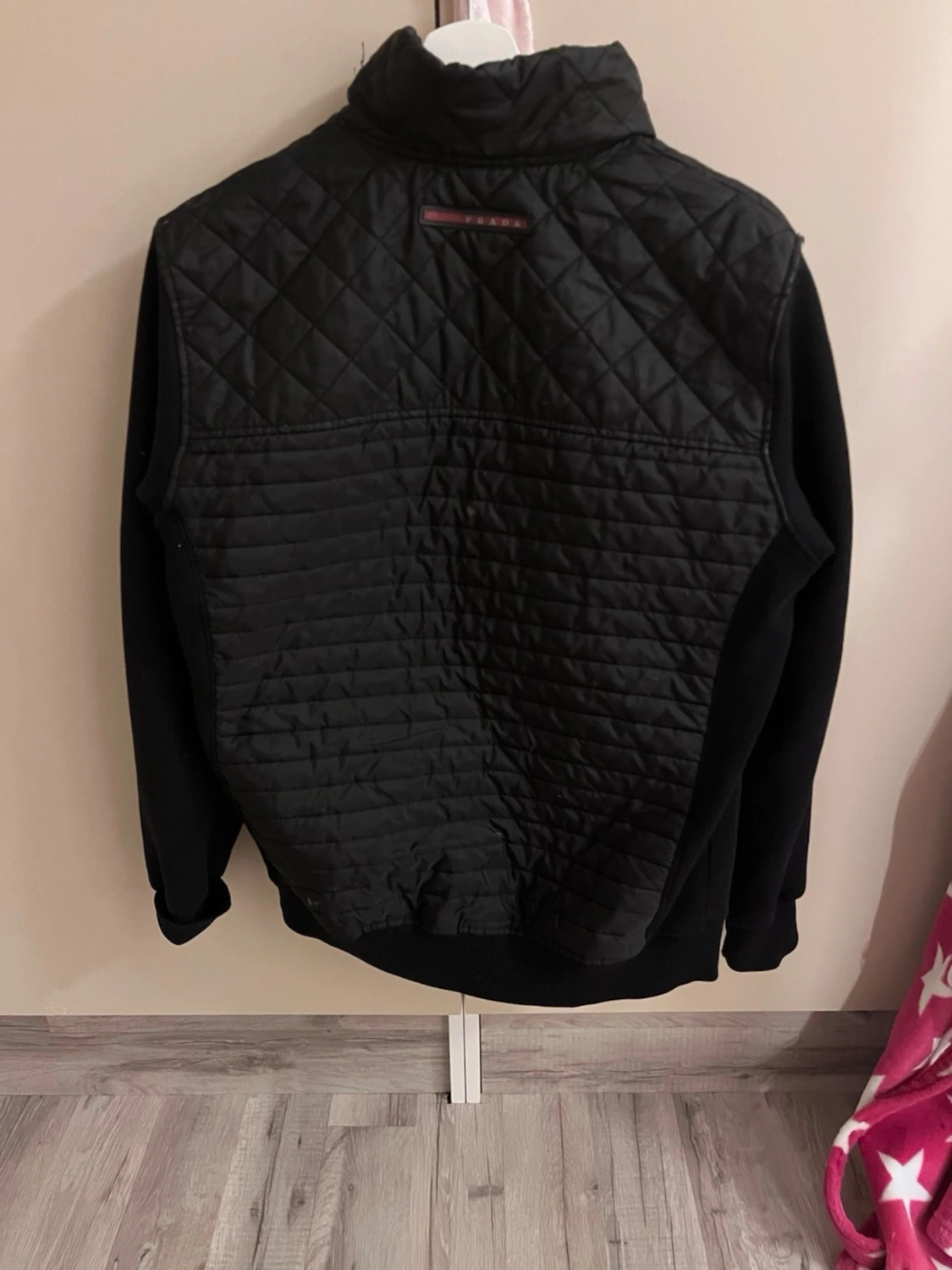 Svart quiltad jacka från Prada - 1