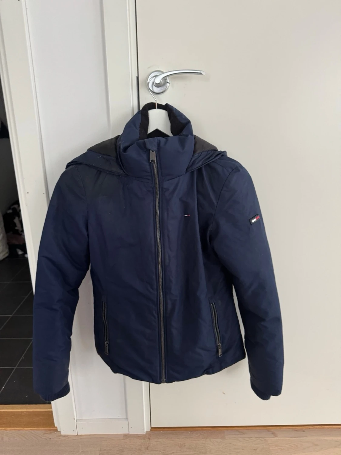 Mörkblå pufferjacka från Tommy Jeans