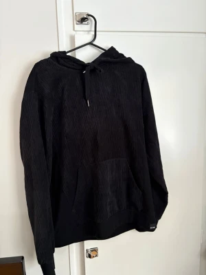 Ribbad Hoodie - Ribbad Hoodie från Only & Sons. Väldigt unik och stilren. Funkar bra till vardagliga outifts.