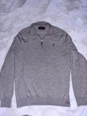 Begie  stickad half zip från Morris - Den har en lagning på vänster arm som syns på nära håll men det är inget man tänker på. Den är väldigt fin och fint använd. Skriv vid frågor!🥰Den är i storleken XL men skulle mer säga att den sitter som M. 