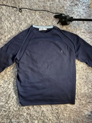 Yves saint Laurent sweatshirt - marinblå  - Snygg YSL sweatshirt i toppskick säljes!  Inga defekter, sparsamt använd. Skick 9/10 Passar perfekt som en M/L. Grym passform och fräsch design. Priset kan diskuteras vid snabb affär! Hör av dig om du vill ha mer info eller bilder! 🙌🤝