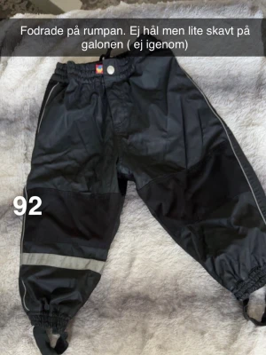 Lindex regnbyxor/skalbyxor - Mindre skav på galondelen. (Ej hål) delvis fodrad. Storlek 92