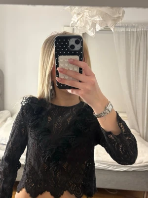 Svart topp 💕 - Superfin svart topp med volang och spets,  endast använd fåtal gånger 