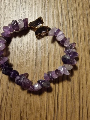 Ametist & kvarts pärlstretcharmband - Ametist & kvarts pärlstretcharmband. Elegant & sött. Idealiskt för dagligt bruk eller gåva. Storlek 18 cm.