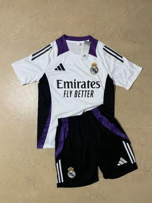 Real Madrid tracksuit - Säljer denna riktigt snygga tracksuiten för ett bra pris! Skriv till om ni är intresserade eller har några funderingar.