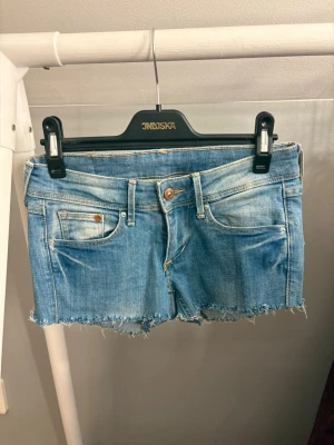 Lågmidjade jeansshorts  - Snygga ljusblå denimshorts från H&M med låg midja!! Midjemått rakt över 33 cm!!💕