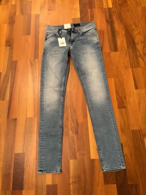 Tiger Of Sweden Jeans - Halloj! Vi säljer ett par lite schysstare Tiger Of Sweden Jeans i en ljusare tvätt. Jeansen är helt nya och tagsen sitter kvar. Modellen är ”Slim” och storleken är W29 L32. Har ni funderingar är det bara att höra av sig!💯🔥