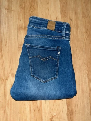 Replay jeans  - Säljer ett par blå skinny jeans från Replay. Midja 33cm, längd 104cm. JAG SKICKAR EJ FLER BILDER NÄR JAG BÄR JEANSEN! för bättre inblick i passformen rekommenderar jag att googla på modellnamnet. För storleksguide kolla måtten noggrant då jeansen alltid kan vara uppsydda heller krympta och jag ej tar emot returer :) 1,9
