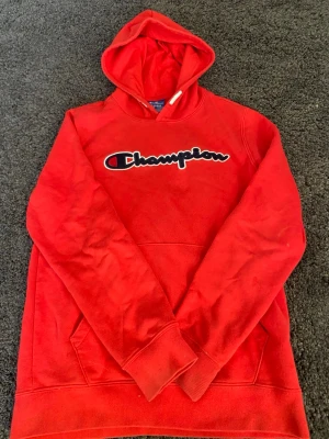 Röd champion hoodie - Röd champion hoodie i storlek XL i barn storlek. Perfekt för dig som vill ha en mer skönare hoodie.