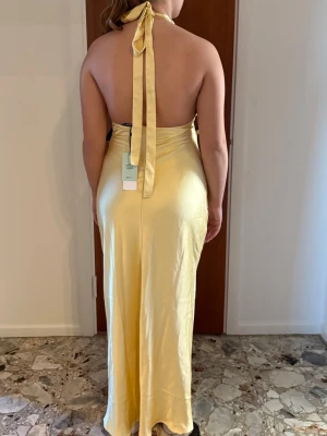 Gul balklänning - Jättefin gul satinklänning från Gina. Perfekt till bal eller fest! 🎊 Slutsåld på ginas hemsida.   (Aldrig använd) 