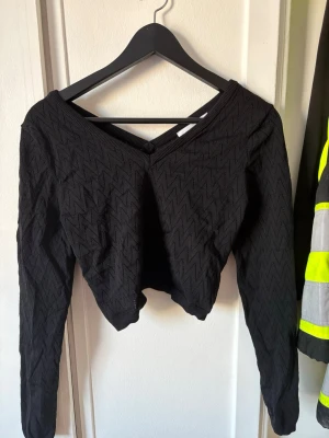 Långärmad topp - En svart näst intill oanvänd långärmad topp. Tröjan är i mycket bra skick. Säljer då den ej kommer till användning 