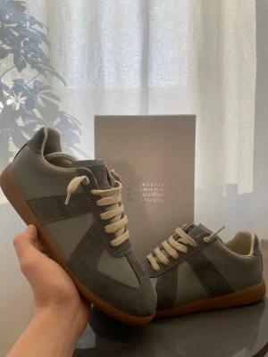 Maison margiela gats - Maison margiela gats i storlek 44, använd ett fåtal gånger så skick 10/10. Säljer då jag köpt andra skor!