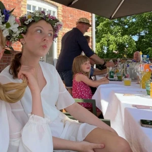 Vit omlottklänning  - Superfin vit omlottklänning från Sisters Point med v-ringning, volangdetaljer och korta, fladdriga ärmar. Klänningen har knyt i midjan och är i ett lätt, flowy material som känns luftigt och fräscht. Perfekt till sommarens alla tillfällen!