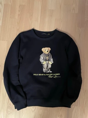 Polo Bear by Ralph Lauren tröja - Väldigt fräsch och skön mörkblå sweatshirt från ralph lauren. Använd ett fåtal gånger. Tillverkad i 100% bomull. Storlek L men liten i storleken