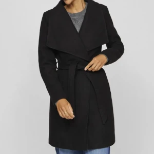 Svart kappa  - Svart kappa från vila använd 1 gång, säljs utan snöre runt midjan! 🤍