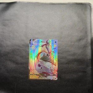 Lapras VMAX(ultra rare) holo foil - Samlarkortet Lapras VMAX är en färgstark och glittrande Pokémon-kort perfekt för dig som älskar att samla eller spela Pokémon TCG. Kortet har en cool design och är i fint skick – ett måste för alla unga Pokémon-fans!