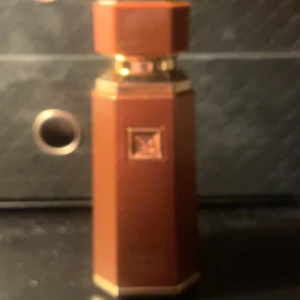 Liquid brun 2 ml - Snygg sampleflaska med exklusiv look. Perfekt för dig som vill testa en ny doft eller ha med dig parfymen på språng. Märke och volym framgår inte av bilderna.