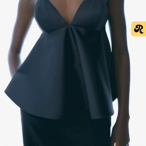 Svart satintopp - Supersnygg svart topp från hm, aldrig använd prislapp sitter kvar. Storlek M men passar mig som oftast bär S. Helt slutsåld på hemsidan