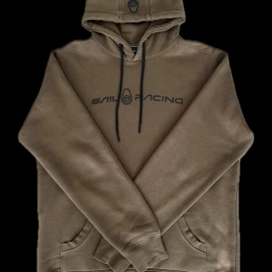 Sail Racing hoodie Large - Olivgrön (khaki) Sail Racing hoodie med fickor fram. Logotypen är tryckt på bröstet och på huvan. Är välbevarat använt fåtal gånger