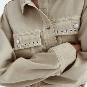 Jeansjacka - Jeansjacka med cola metall detaljer från Zara i bra skick