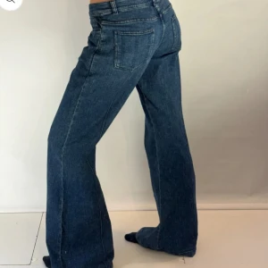 Mörkblå bootcut jeans low-rise - Snygga mörkblå jeans med klassisk bootcut-modell och markerade sömmar längs benen. Jeansen har fem fickor, dragkedja och knapp framtill. Perfekta för dig som gillar retrovibbar och vill ha ett par jeans med riktigt schysst vidd nertill. Jag är 173 och de sitter utmärkt i längden.