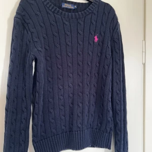 Marinblå Kabelstickad Tröja | Polo Ralph Lauren - 💙Fin blå Kabelstickad tröja från Ralph Lauren 💙Liten i storleken och passade mig som var XS 💙Äkta 💙Lite urtvättad