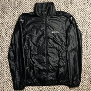 Peak Performance Jacka - Peak Performance Golfjacka! | Skick 9/10 mycket bra | Delades endast ut till Spelare på Nordea Masters! | Mitt pris 799kr | Kom pm vid frågor eller funderingar! | Postas eller hemleverans i Gävle området!