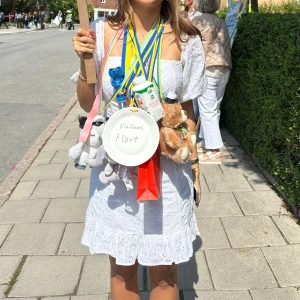 Vit kort klänning med spetsdetaljer - Säljer en söt vit kort klänning med broderade spetsdetaljer och volangkant. Perfekt för student, midsommar eller sommardagar 💞🙏