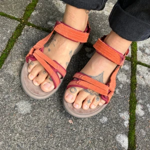 Teva sandaler ”Terra Fi Lite Suede” - Säljer mina Teva sandaler som tjänat mig väl genom skog och mark! Jättefina och bekväma att gå i med långt, säljer enbart pga ekonomisk situation. Rekommenderas varmt 🙏 Pris kan diskuteras 🌸 