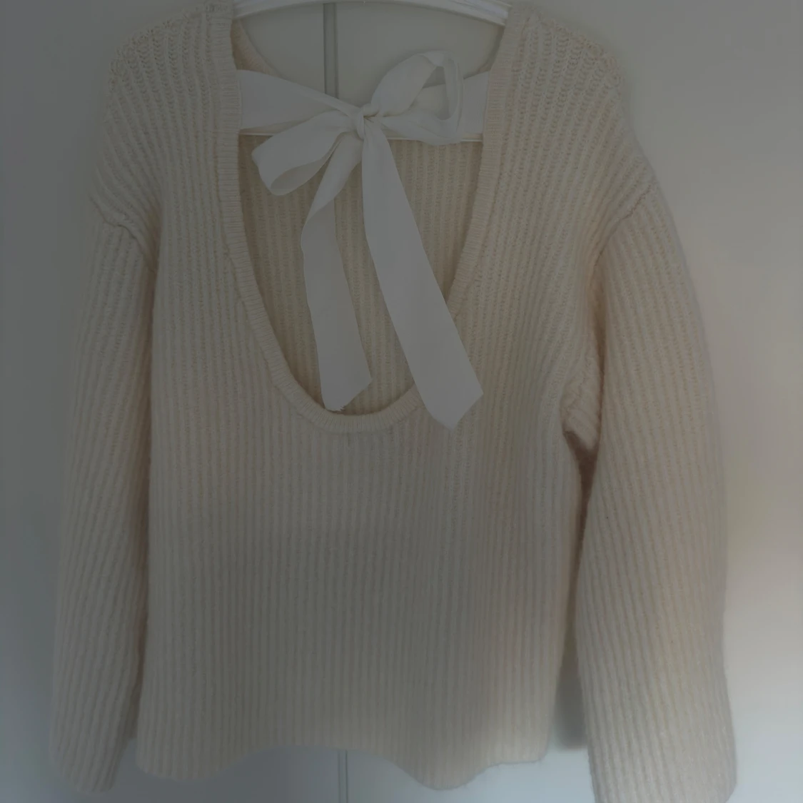 Beige stickad tröja med rosett - 2