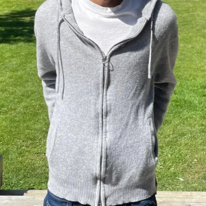 Stickad Kashmire Hoodie - Riktigt snygg stickad hoodie som passar storlek XXS, ett väldigt litet hål på ena armen som syns på sista bilden.