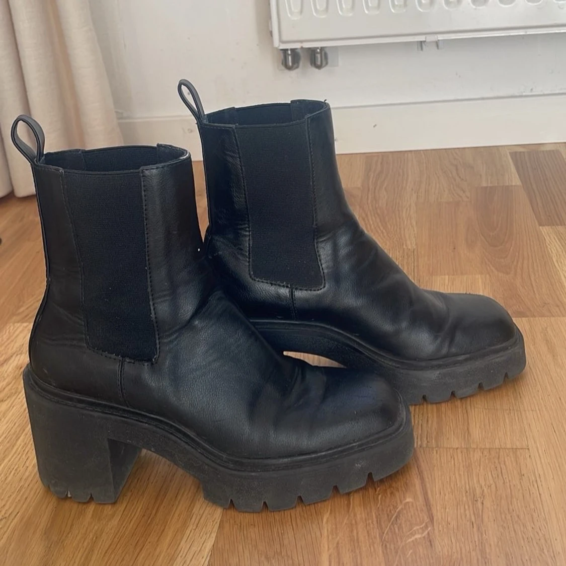 Svarta chunky chelsea boots i skinn - 3