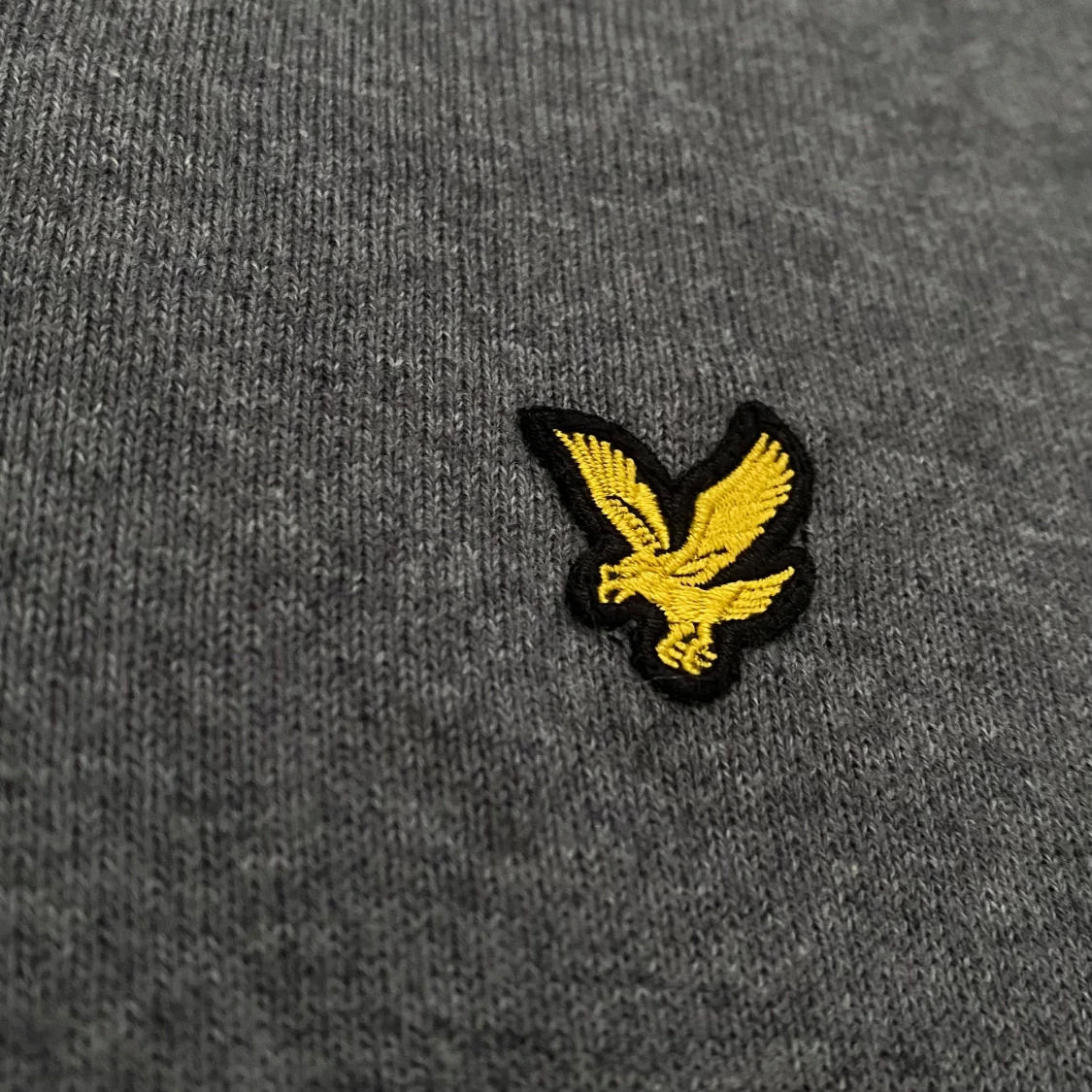 Grå v-ringad tröja från Lyle & Scott - 1