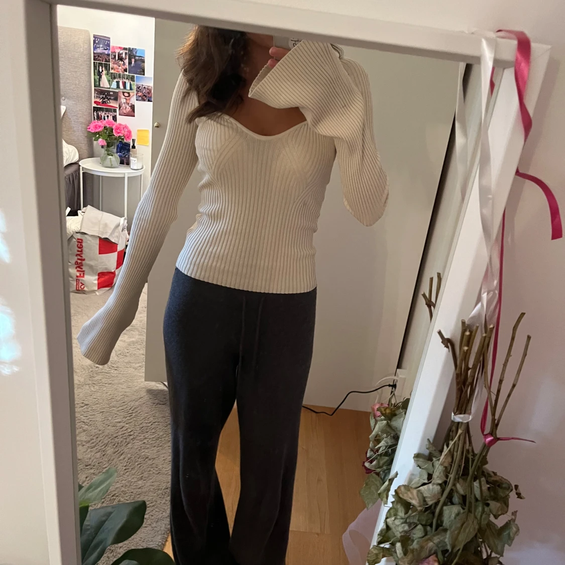 Ribbad beige långärmad topp med v-ringning - 1