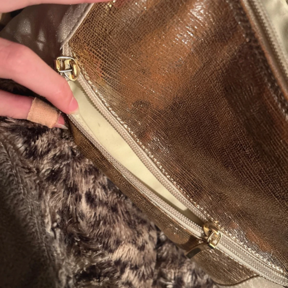 Guldig axelväska i skinnlook från Coach London - 2