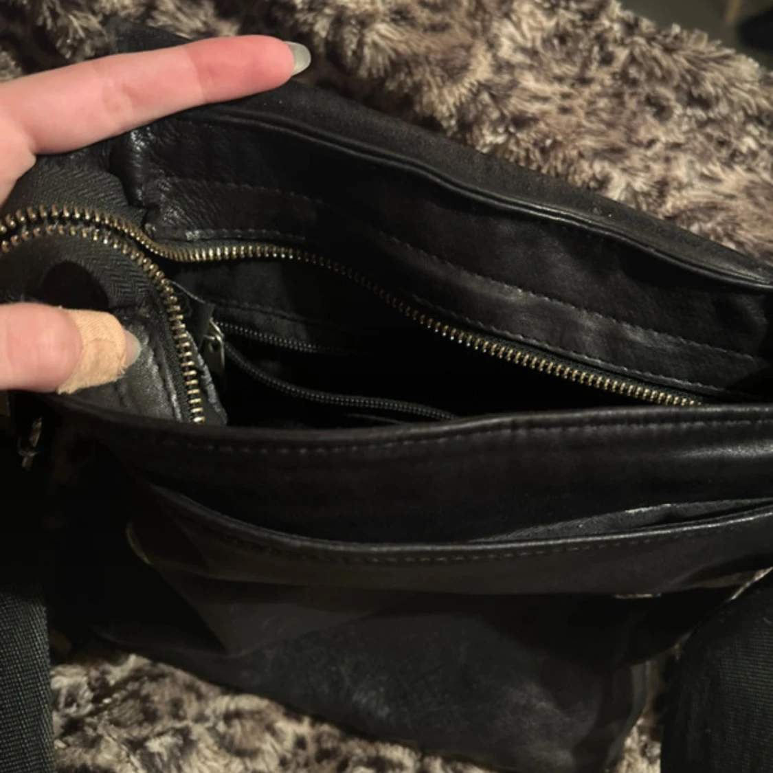 Svart axelväska i äkta lammnappa - 1